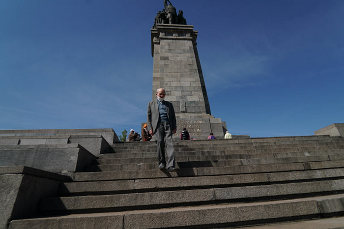 Въпреки уж устната договорка да бъде премахнат Паметника на съветската